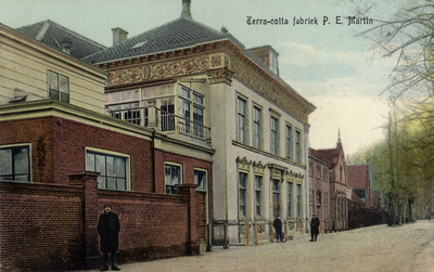 16032 Gezicht op de linker- en voorgevel van de Terra-cotta fabriek van P.E. Martin (Lageweg 6) te Zeist uit het oosten.